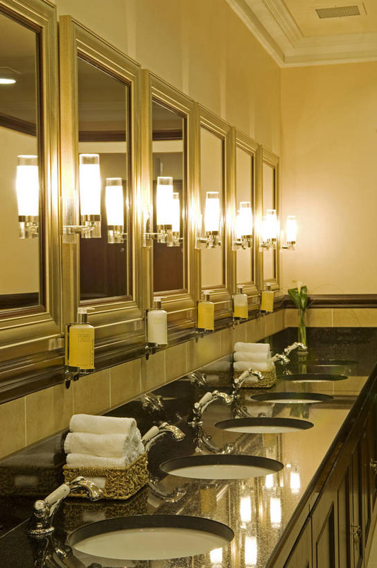 无人,跑,竖图,室内,水,浴室,英国,北爱尔兰,反射,光线,水槽,水龙头,光芒,干净,毛巾,摄影,照明设备,皂液器,纯净,完美,彩图,弗马纳区