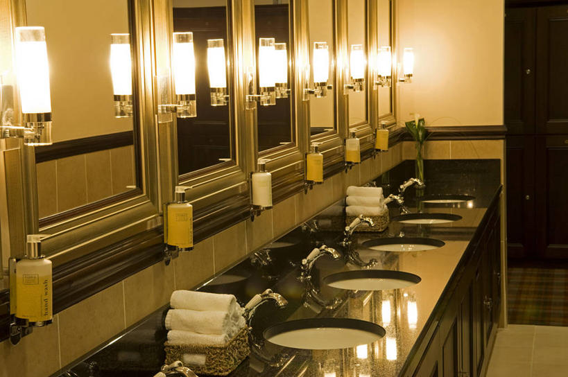 无人,跑,横图,室内,水,浴室,英国,北爱尔兰,反射,光线,水槽,水龙头,光芒,干净,毛巾,摄影,照明设备,皂液器,纯净,完美,彩图,弗马纳区