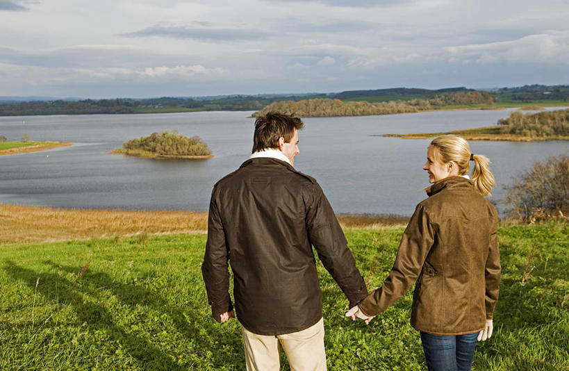 成年人,两个人,笑,横图,室外,湖,英国,北爱尔兰,浪漫,调情,摄影,异性恋,无忧无虑,男人,女人,休闲活动,彩图,爱,弗马纳区,伴侣,厄恩湖