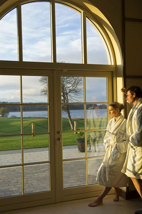 成年人,两个人,美容院,竖图,室外,美容,酒店,英国,北爱尔兰,浪漫,看,表,放松,摄影,生活方式,异性恋,男人,女人,休闲活动,彩图,浴衣,爱,弗马纳区,伴侣,厄恩湖