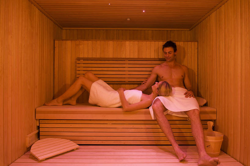 成年人,两个人,美容院,横图,室外,美容,酒店,英国,北爱尔兰,光纤,木制,长椅,浪漫,毛巾,看,放松,摄影,生活方式,桑拿浴,异性恋,男人,女人,休闲活动,彩图,爱,弗马纳区,伴侣,厄恩湖
