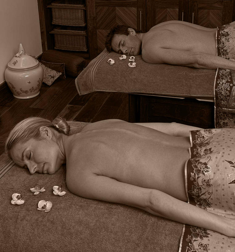 成年人,两个人,美容院,竖图,黑白,室外,按摩,美容,酒店,英国,北爱尔兰,和服,日本文化,放松,摄影,泰国文化,异性恋,男人,女人,彩图,弗马纳区,伴侣,厄恩湖