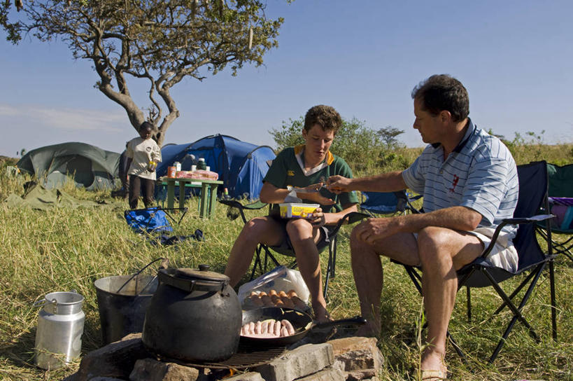 儿童,家庭,横图,室外,旅游,度假,烧烤,非洲,肯尼亚,行人,游客,游人,帐篷,地形,食品,娱乐,路人,旅客,平原,享受,休闲,放松,摄影,生态,露营,腊肠树,野生动物保护区,东非,自然保护区,过客,冒险,烹调,彩图,马赛马拉国家保护区,马赛人