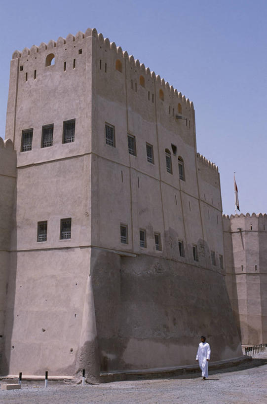 成年人,竖图,阿曼,塔,摄影,保护,要塞,波斯湾,男人,彩图,传统服装,巴卡