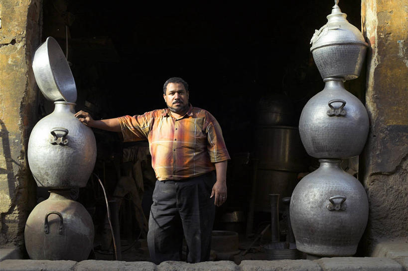 成年人,一个人,铁匠,商店,横图,车间,非洲,埃及,开罗,仅一个男性,工作,金属,商品,首都,工人,摄影,伊斯兰教,中东,北非,男人,员工,彩图,匠人,劳动者,体力工