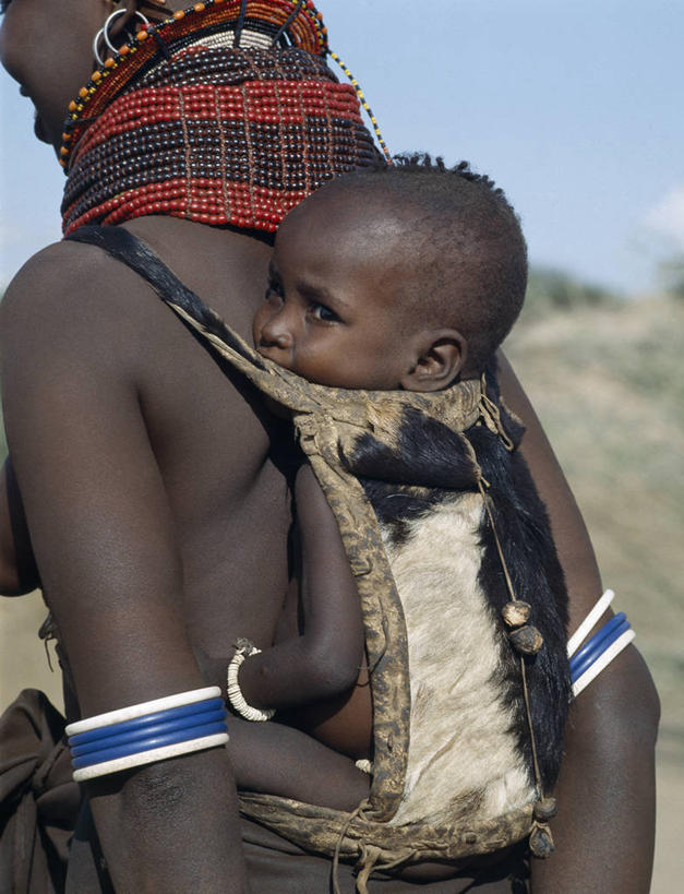 儿童,成年人,两个人,家庭,母亲,女儿,儿子,竖图,项链,珠宝,非洲,肯尼亚,珠子,温暖,温馨,一家人,摄影,和睦,非洲文化,女人,彩图,传统服装,融洽,婴儿背带,传统文化