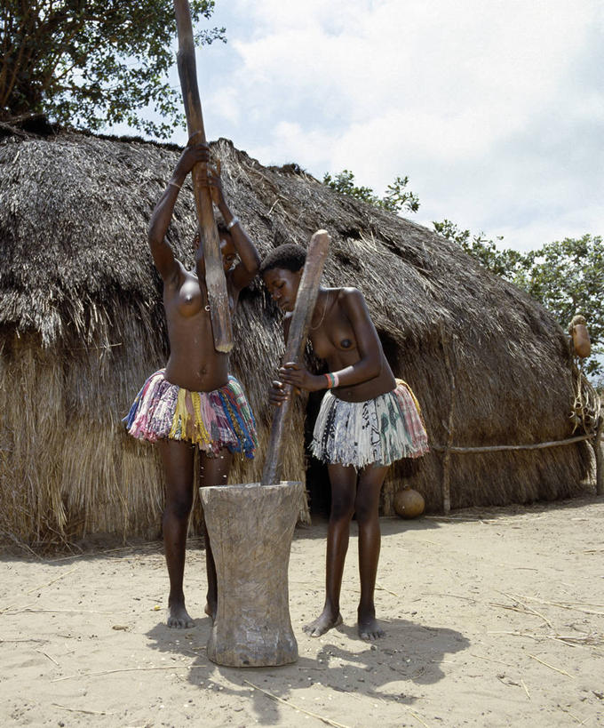 儿童,成年人,两个人,农场,微笑,竖图,快乐,非洲,肯尼亚,准备,工作,房屋,乡村,谷类,食品,摄影,研磨,住房,肖像,研磨器,非洲文化,磨光机,女孩,女人,彩图,传统服装,小屋,家务劳动