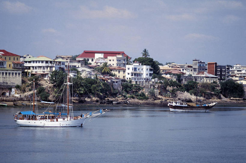 帆船,无人,码头,横图,室外,海洋,水,船,非洲,肯尼亚,屋顶,海岸线,城镇,游艇,交通工具,帆,摄影,载具,非洲文化,美术工艺,蒙巴萨岛,海滩,彩图,海港