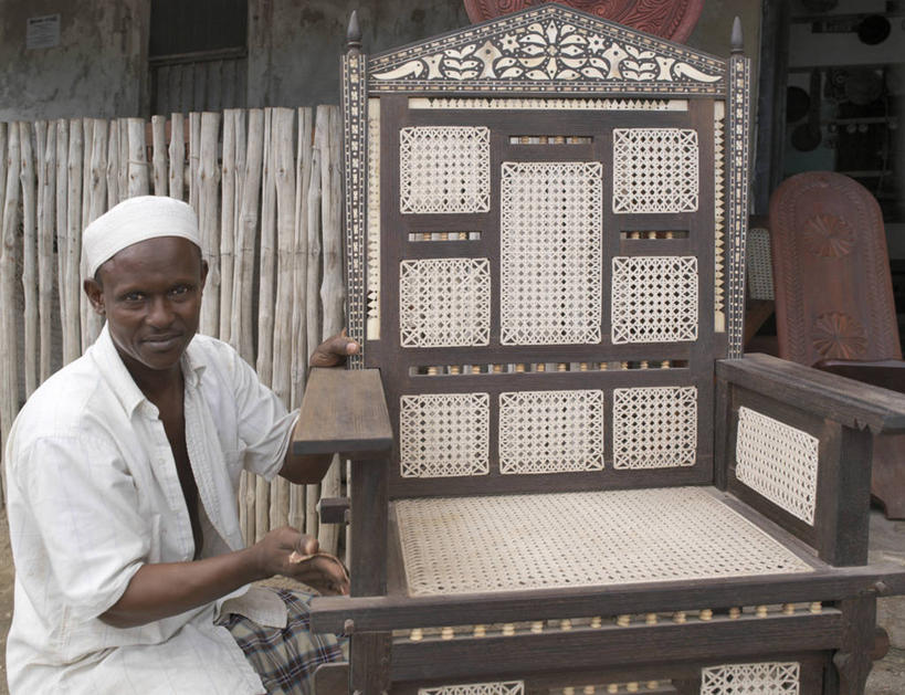 成年人,一个人,横图,椅子,非洲,肯尼亚,仅一个男性,商品,地标建筑,摄影,创造力,扶手椅,伊斯兰教,手艺,非洲文化,工匠,技能,美术工艺,阿伦岛,男人,非洲人,木工,彩图