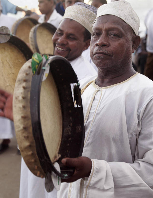 成年人,竖图,非洲,肯尼亚,庆祝,乐器,音乐,摄影,手鼓,伊斯兰教,典礼,非洲文化,阿伦岛,男人,彩图,舞蹈
