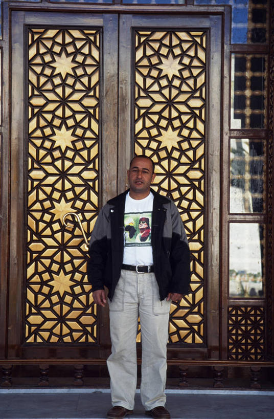 成年人,一个人,教堂,竖图,门,利比亚,仅一个男性,首都,摄影,伊斯兰教,宗教建筑,地中海文化,清真寺,北非,革命,男人,彩图