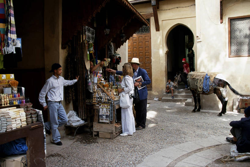 横图,购物,旅游,非洲,摩洛哥,行人,游客,游人,小贩,市场,货摊,顾客,路人,旅客,零售,摄影,销售,贩卖,非洲文化,驴子,费兹,过客,摩洛哥文化,彩图,传统文化,街市