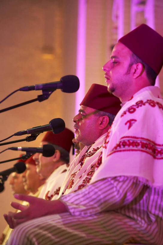 成年人,人群,竖图,帽子,摩洛哥,表演,音乐,衣服,摄影,唱,麦克风,音乐人,北非,费兹,男人,歌手,彩图,传统服装,传统文化