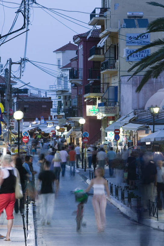 竖图,旅游,希腊,行人,游客,游人,岛,路人,旅客,黄昏,摄影,西欧,地中海文化,南欧,希腊文化,克里特岛,过客,干尼亚,步行,彩图