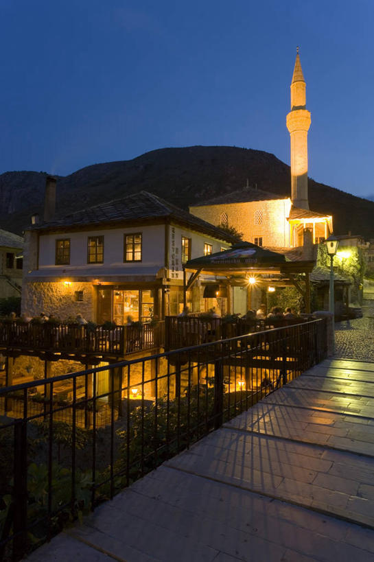 无人,竖图,室外,夜晚,城市,欧洲,乡村,首都,黄昏,摄影,清真寺,巴尔干,东欧,前南斯拉夫,萨拉热窝,莫斯塔尔,彩图,餐馆,咖啡馆,波斯尼亚和黑塞哥维那