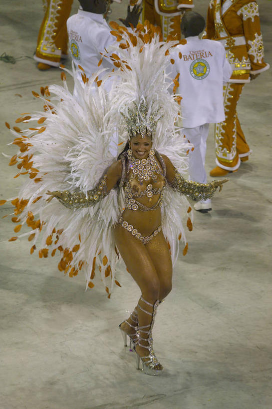 西方人,成年人,一个人,竖图,城市,道路,街道,路,公路,巴西,欧洲,狂欢节,欧洲人,仅一个女性,表演,交通,南美,摄影,拉丁美洲,里约热内卢,游行,巴西文化,女人,白种人,马路,舞者,彩图,传统服装,里约狂欢节,白色人种,高加索人种,欧罗巴人种