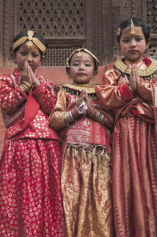 儿童,三个人,竖图,室外,纯洁,珠宝,尼泊尔,亚洲,首都,可爱,童年,童趣,摄影,宗教,肖像,童真,烂漫,无邪,加德满都,印度文化,纱丽,喜马拉雅山脉,天真,女孩,彩图,传统服装,杜巴广场