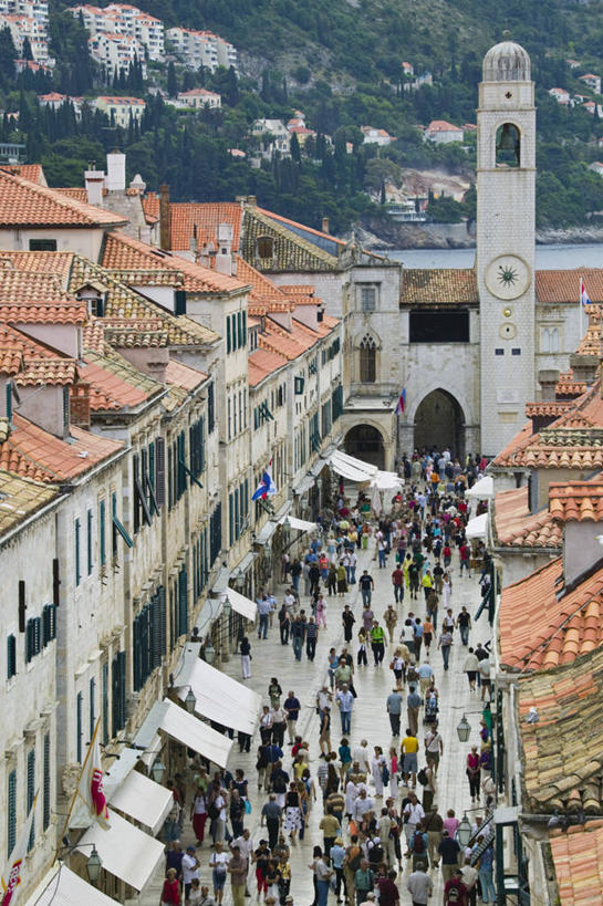 竖图,俯视,室外,旅游,欧洲,克罗地亚,行人,游客,游人,城镇,古城,路人,旅客,摄影,地中海文化,巴尔干,东欧,杜布罗夫尼克,亚得里亚海,达尔马提亚,过客,步行,彩图,高角度拍摄