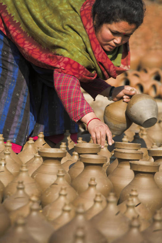 成年人,一个人,竖图,尼泊尔,亚洲,仅一个女性,陶瓷制品,首都,锅,陶器,摄影,肖像,加德满都,喜马拉雅山脉,女人,彩图