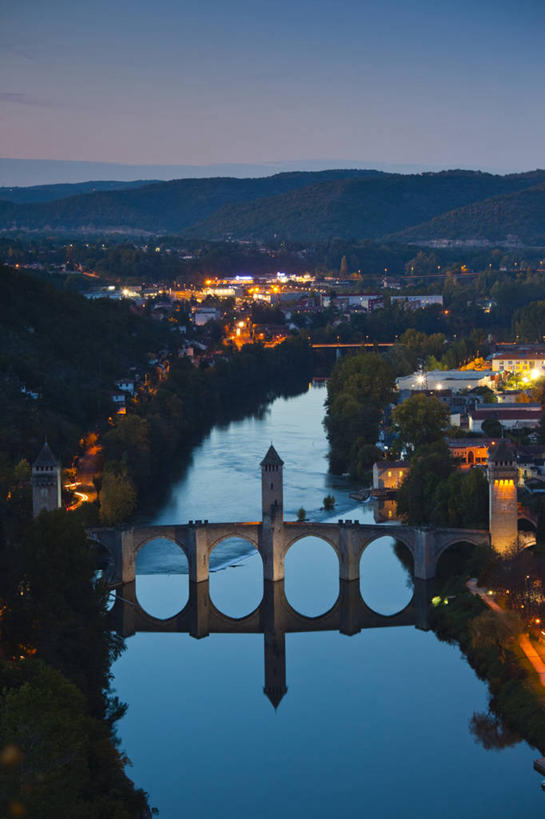 无人,竖图,俯视,室外,夜晚,旅游,法国,欧洲,城镇,桥,黄昏,摄影,西欧,卡奥尔,彩图,高角度拍摄,旅行,洛特河