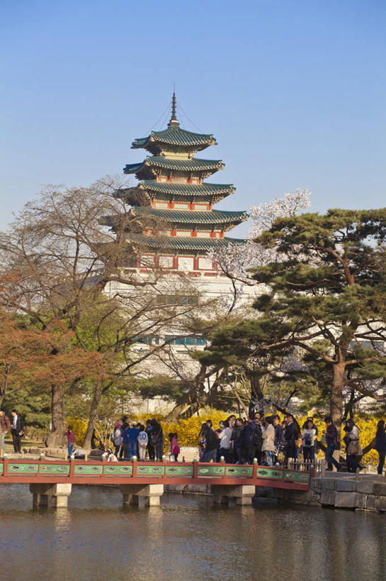 博物馆,宫殿,竖图,室外,白天,旅游,城市,景福宫,首尔,韩国,亚洲,行人,游客,游人,池塘,首都,历史,路人,旅客,地标建筑,摄影,东亚,朝鲜半岛,亭台楼阁,过客,彩图,民间音乐