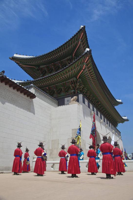 成年人,宫殿,竖图,室外,白天,旅游,城市,景福宫,首尔,韩国,亚洲,大门,首都,许多人,历史,地标建筑,一群人,摄影,典礼,东亚,仪仗队,朝鲜半岛,男人,彩图