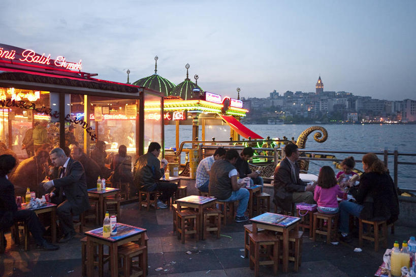 码头,吃,横图,室外,夜晚,旅游,城市,港口,欧洲,亚洲,许多人,黄昏,一群人,摄影,土耳其文化,伊斯坦布尔,金角湾,彩图,摆渡口,埠头,渡口,渡头,港湾,海港,货运码头,口岸,商港