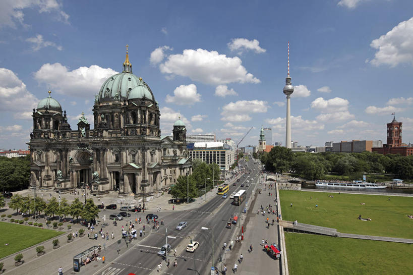 横图,室外,白天,旅游,度假,美景,城市风光,城市,道路,建筑,街道,路,公路,德国,欧洲,景观,交通,首都,娱乐,柏林,柏林大教堂,地标建筑,夏天,享受,休闲,景色,放松,摄影,宗教,西欧,市政厅,德国文化,德意志联邦共和国,无线电通信塔,柏林州,柏林电视塔,柏林市政厅,马路,彩图,大教堂