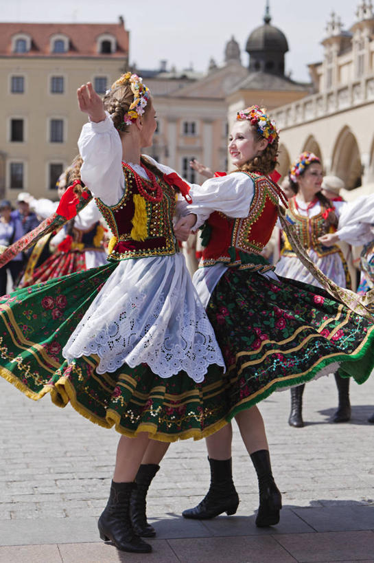 成年人,头发,两个人,微笑,竖图,室外,白天,欧洲,波兰,束发带,摄影,马甲,麻花辫,克拉科夫,年轻女性,年轻人,舞者,彩图,传统服装,舞蹈,传统文化