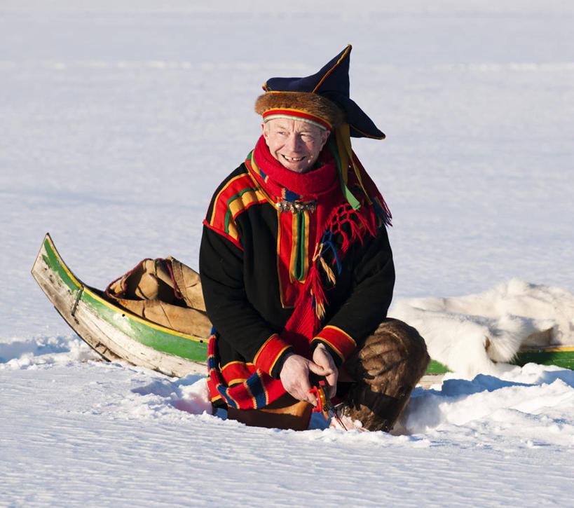 成年人,老年人,一个人,坐,微笑,横图,室外,白天,正面,美景,雪,日光,芬兰,仅一个男性,仅一个人,仅一个中年男性,景观,冬天,自然,景色,寒冷,摄影,享乐,自然风光,拉普兰,冰钓,男人,男性,中年男性,彩图,传统服装,钓鱼,传统文化