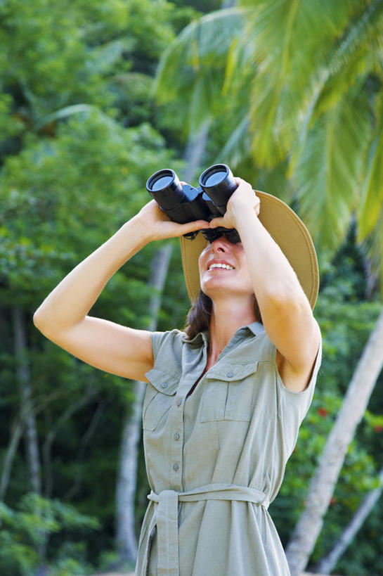 成年人,中年人,老年人,一个人,竖图,室外,白天,正面,旅游,度假,探险,美景,加勒比海,特立尼达和多巴哥,仅一个女性,仅一个人,行人,游客,游人,景观,娱乐,路人,旅客,自然,看,仅一个中年女性,享受,休闲,景色,大西洋,放松,摄影,生态,热带气候,西印度群岛,自然风光,多巴哥岛,双筒望远镜,过客,冒险,老年女性,女人,女性,中年女性,半身,彩图