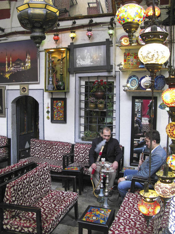 成年人,中年人,两个人,坐,吸烟,竖图,室内,白天,友谊,沙发,城市,建筑,休闲装,放松,摄影,伊斯兰教,咖啡店,水烟袋,土耳其文化,伊斯坦布尔,中年男性,休闲活动,彩图,咖啡馆,传统文化