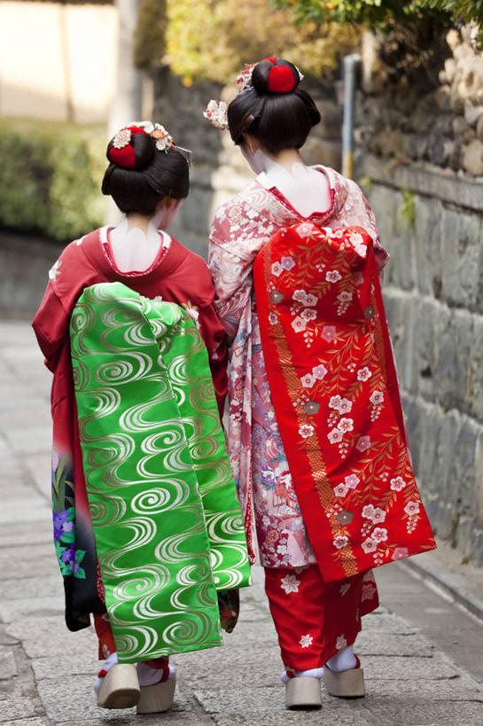 成年人,一个人,两个人,竖图,彩色,室外,白天,日本,仅一个年轻女性,仅一个女性,仅一个人,日本文化,背面,摄影,京都府,五颜六色,色彩斑斓,五彩缤纷,艺妓,五彩斑斓,五光十色,年轻女性,女人,女性,年轻人,步行,彩图,传统服装,传统文化