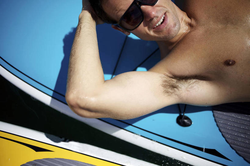 西方人,成年人,中年人,一个人,躺,横图,室外,白天,欧洲,欧洲人,仅一个男性,仅一个人,仅一个中年男性,冲浪板,运动器械,太阳镜,健身器械,放松,摄影,部分,健身器材,冲浪装备,约拉,男人,男性,中年男性,白种人,彩图,运动器材