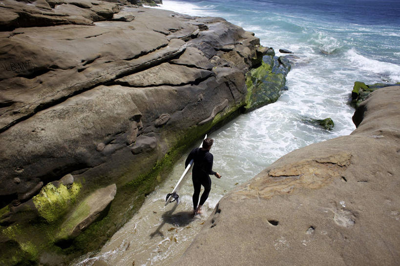 冲浪,西方人,成年人,中年人,老年人,一个人,横图,室外,白天,运动,海洋,水,欧洲,美国,欧洲人,仅一个男性,仅一个人,仅一个中年男性,冲浪板,拿着,背面,摄影,加利福尼亚,圣地牙哥市,约拉,老年男性,男人,男性,中年男性,白种人,岩石,休闲活动,彩图