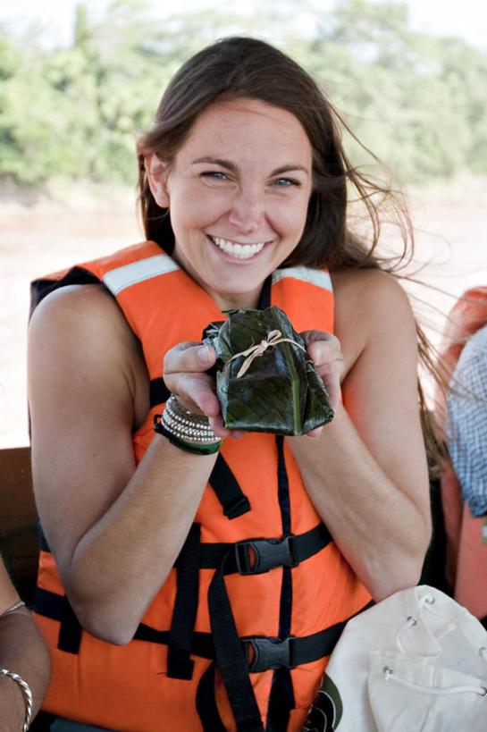 西方人,成年人,一个人,微笑,竖图,室外,白天,午餐,幸福,欧洲,秘鲁,欧洲人,仅一个年轻女性,仅一个女性,仅一个人,救生衣,拿着,饮食,南美,摄影,膳食,肖像,出示,年轻女性,女人,女性,白种人,年轻人,半身,彩图,亚马逊雨林,对焦