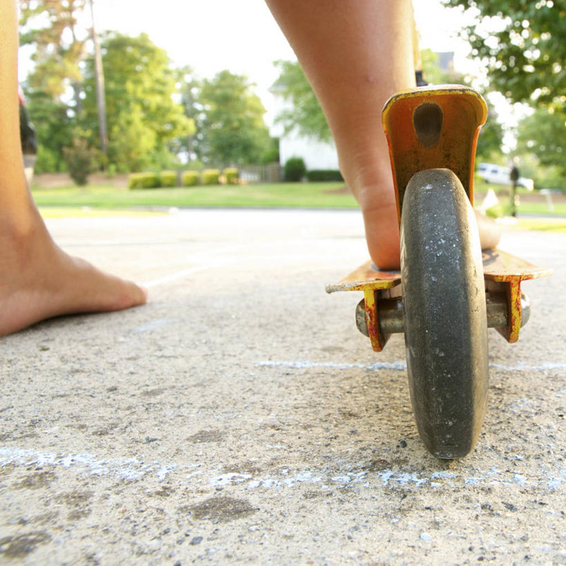 一个人,方图,室外,白天,留白,玩具,美国,车轮,童年,摄影,部分,足,休闲活动,彩图,对焦