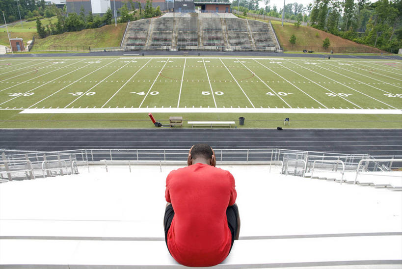 成年人,一个人,运动员,运动场,坐,横图,室外,白天,失败,寂寞,运动,美国,仅一个男性,仅一个人,沮丧,看台,托腮,体育场,仅一个年轻男性,背面,摄影,击败,绝望,亚特兰大,悲哀,男人,男性,年轻男性,年轻人,休闲活动,彩图