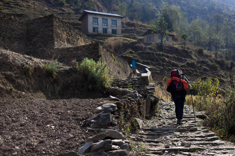 成年人,一个人,横图,室外,白天,旅游,度假,探险,尼泊尔,仅一个男性,冬天,小路,娱乐,背面,享受,休闲,放松,寒冷,摄影,背包客,冒险,男人,休闲活动,彩图