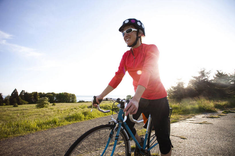 成年人,一个人,微笑,横图,室外,白天,留白,镜头眩光,幸福,水,路,自行车,美国,仅一个年轻女性,仅一个女性,仅一个人,头饰,车,脚踏车,骑,交通工具,骑车,摄影,载具,自行车头盔,华盛顿州,西雅图,普吉特海湾,年轻女性,女人,女性,年轻人,休闲活动,彩图,对焦