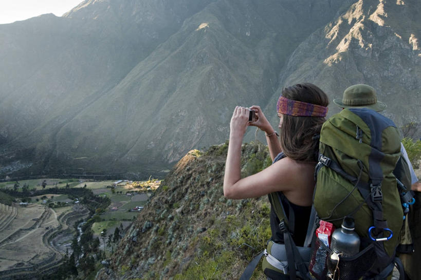 成年人,一个人,横图,室外,白天,留白,旅游,度假,探险,山,山脉,相机,秘鲁,仅一个年轻女性,仅一个女性,仅一个人,历史,娱乐,废墟,拍照,享受,休闲,南美,放松,摄影,考古学,古文明,背包客,印加遗迹,印加帝国,古代文明,安地斯山脉,冒险,年轻女性,女人,女性,年轻人,休闲活动,半身,彩图,对焦,帝国