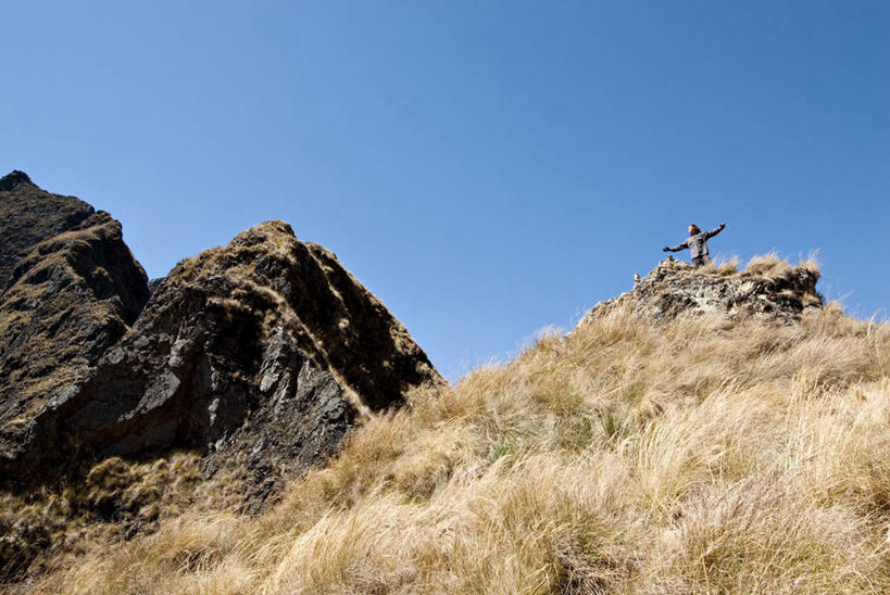 西方人,成年人,一个人,举,横图,室外,白天,留白,仰视,旅游,度假,探险,欧洲,秘鲁,欧洲人,仅一个男性,仅一个人,山顶,娱乐,仅一个年轻男性,托,享受,休闲,放松,摄影,印加遗迹,山口,冒险,男人,男性,年轻男性,白种人,亚洲人,年轻人,休闲活动,举起,举手,举着,向上举,向上伸,向上托,彩图,低角度拍摄,旅行,对焦