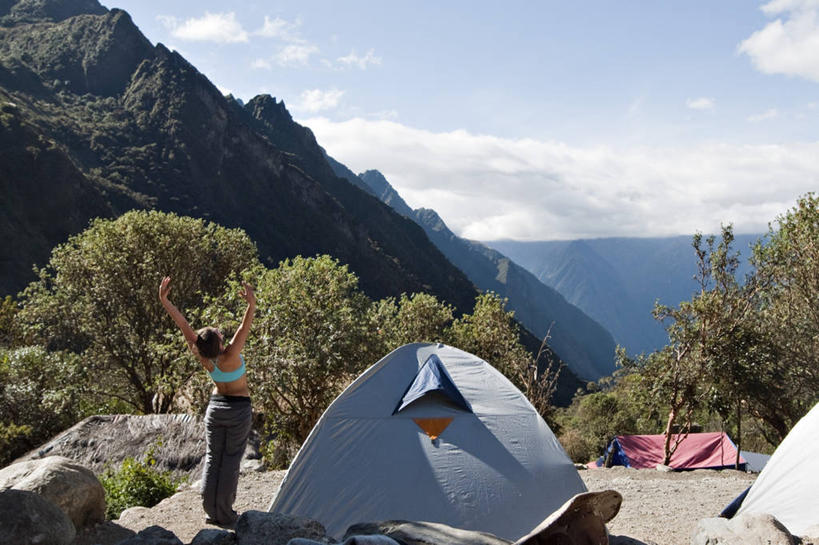 成年人,一个人,横图,室外,白天,留白,度假,山,山脉,秘鲁,仅一个年轻女性,仅一个女性,仅一个人,伸展,帐篷,背面,摄影,露营,印加遗迹,安地斯山脉,冒险,年轻女性,女人,女性,年轻人,休闲活动,彩图,对焦