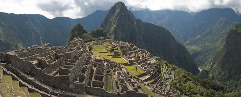 横图,全景,室外,白天,留白,山,山脉,秘鲁,行人,游客,游人,地形,山顶,宏伟,历史,路人,旅客,废墟,风景,地标建筑,南美,摄影,考古学,古文明,印加遗迹,马丘比丘,印加帝国,古代文明,安地斯山脉,过客,彩图,旅行,联合国教科文组织,对焦,帝国