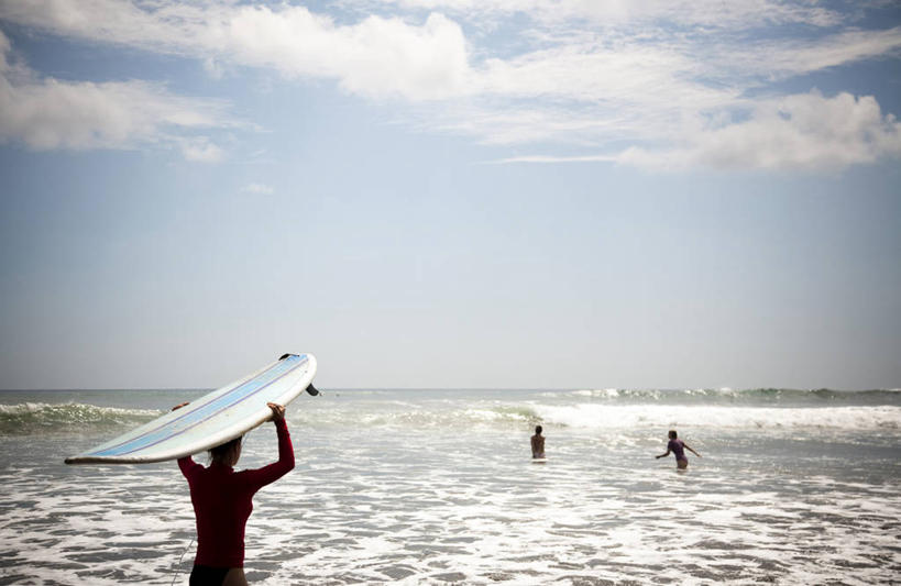 游泳,成年人,三个人,横图,室外,白天,留白,泳装,海洋,水,哥斯达黎加,冲浪板,水平线,云,背面,头顶,摄影,北美,北美洲,中美洲,拉丁美洲,美洲,北亚美利加洲,亚美利加洲,哥斯达黎加共和国,女人,休闲活动,半身,彩图,彭塔雷纳斯,对焦