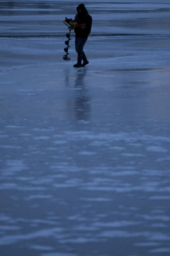 一个人,竖图,室外,留白,日出,美国,准备,朦胧,模糊,反射,冰,黎明,寒冷,摄影,北美,北美洲,美洲,新罕布什尔州,北亚美利加洲,亚美利加洲,新罕布什尔,新罕布夏州,花岗岩州,花冈岩之州,滑雪之州,新英格兰,冰钓,纽英仑,休闲活动,彩图,钓鱼,美利坚合众国,对焦