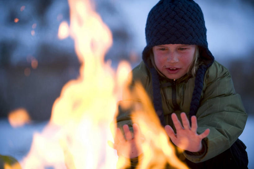 儿童,一个人,横图,室外,白天,留白,纯洁,雪,火,帽子,美国,仅一个男性,仅一个人,火焰,冬天,燃烧,热,小孩,仅一个小孩,寒冷,可爱,童年,童趣,摄影,加利福尼亚,童真,烂漫,无邪,棉袄,天真,男孩,男人,男性,孩子,彩图,营火,男生,对焦