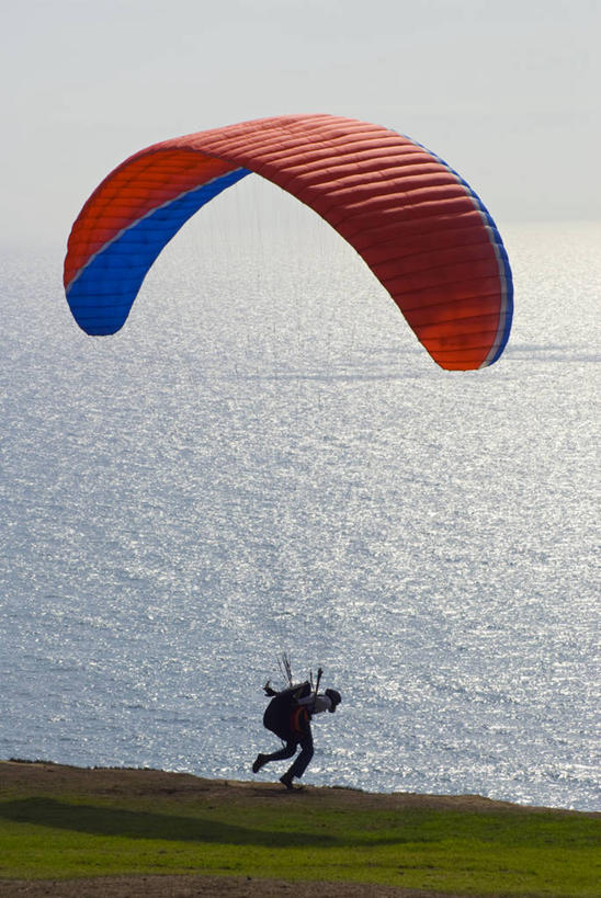成年人,一个人,竖图,室外,白天,兴奋,自由,运动,海洋,水,美国,仅一个男性,起飞,极限运动,摄影,太平洋,加利福尼亚,约拉,冒险,男人,休闲活动,彩图,对焦