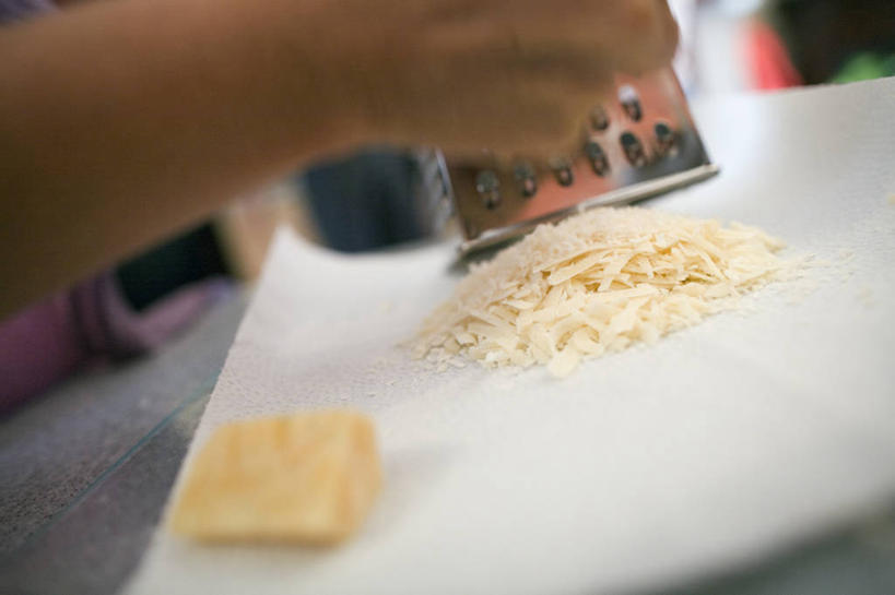 奶酪,手,一个人,横图,室内,白天,加拿大,准备,芝士粉,饮食,盘子,摄影,部分,清新,健康食物,乳酪磨碎器,亚伯达,彩图,对焦