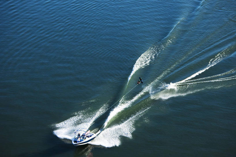 西方人,成年人,一个人,两个人,横图,俯视,室外,白天,锻炼,运动,水,欧洲,美国,欧洲人,仅一个男性,仅一个人,溅,极限运动,仅一个年轻男性,风景,船尾波,波浪,摄影,迅速,室外运动,滑水,户外运动,水上运动,摩托艇,特技,滑水运动,体育,男人,男性,年轻男性,白种人,年轻人,彩图,高角度拍摄,健身